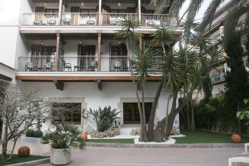Hotel La Carolina — Hotel building in Lloret de Mar, Catalonia