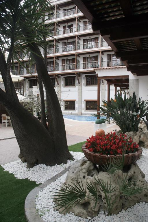 Hotel La Carolina — Hotel building in Lloret de Mar, Catalonia