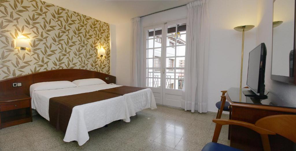 Hotel La Carolina — Hotel rooms in Lloret de Mar, Catalonia