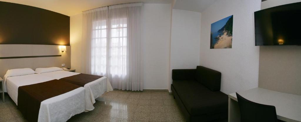 Hotel La Carolina — Hotel rooms in Lloret de Mar, Catalonia