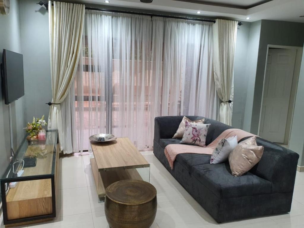 Posh 3 bedroomed guesthouse in Hillside with pool - 2039