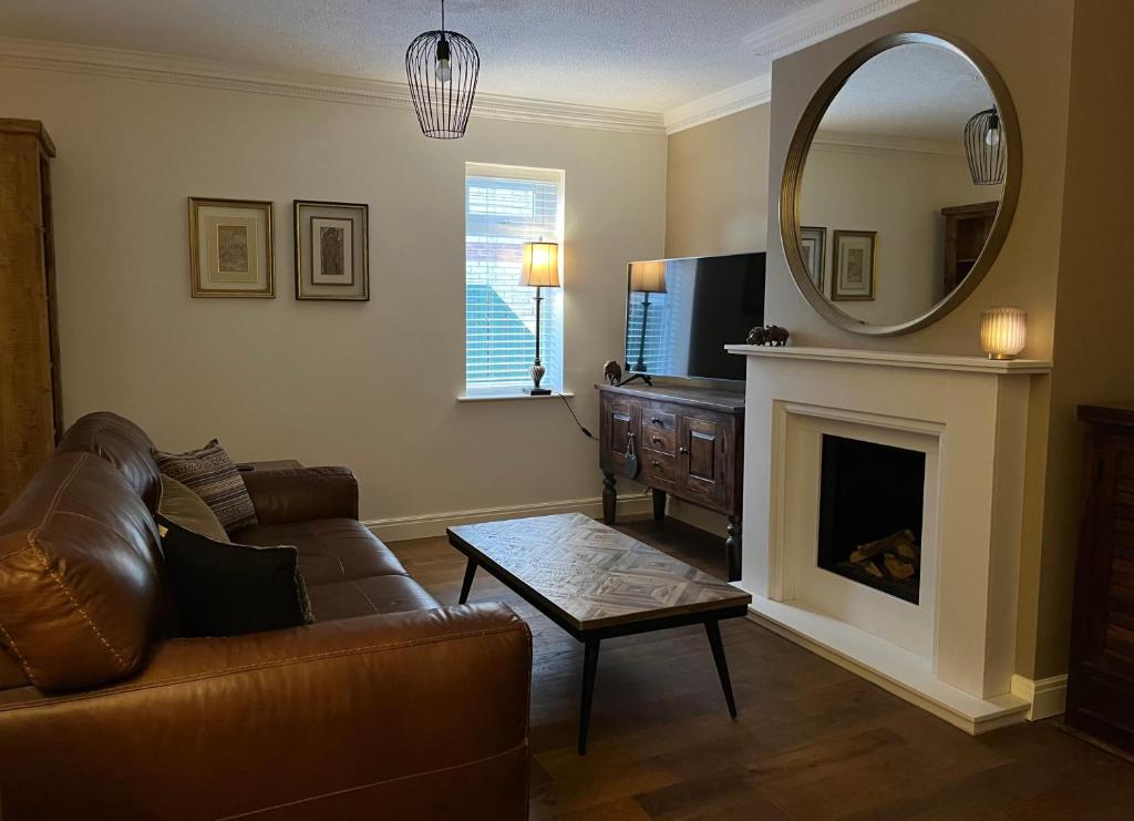 Stunning Beverley Bungalow w Fireplace, private parking, and garden in