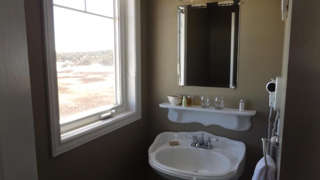 Johnson Shore Inn photo