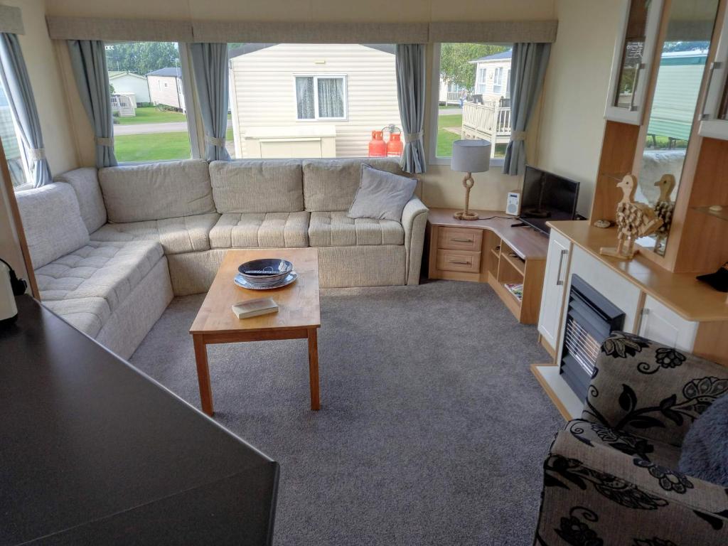Sunny Hunny Manor Park Caravan, Hunstanton - pet-friendly stay
