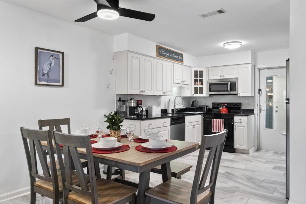 Fiddler's Cove 1st Floor, No Steps, 2 Heated Pools, Pickleball, 8 Min walk to Beach, Hot Tub, Hilton Head Island