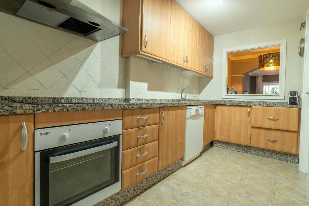 Stunning modern holiday Home Los Jardines de Santa Maria Golf, Elviria, Marbella - 5