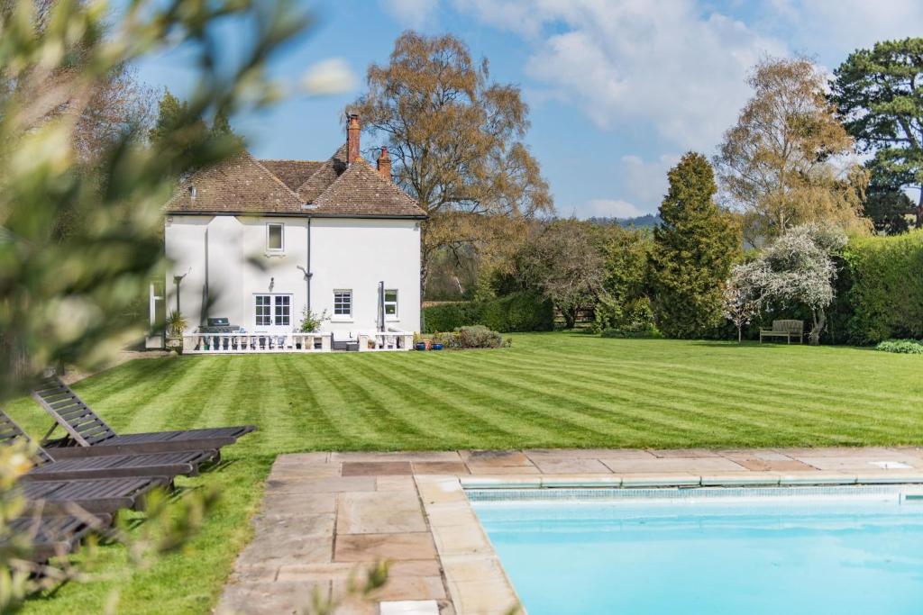 Burleigh House by Bloom Stays, Charing