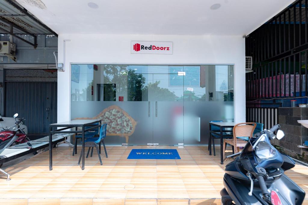 Entrance, RedDoorz near Hang Nadim Batam Airport in Batam Island