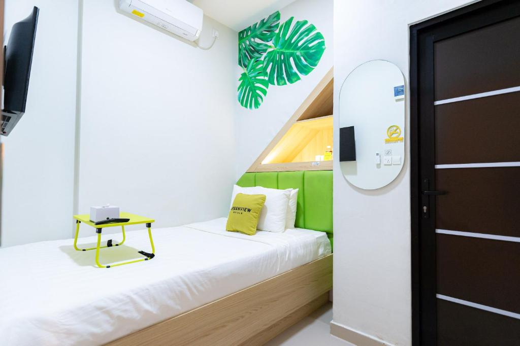 Urbanview Hotel R House Batam photo
