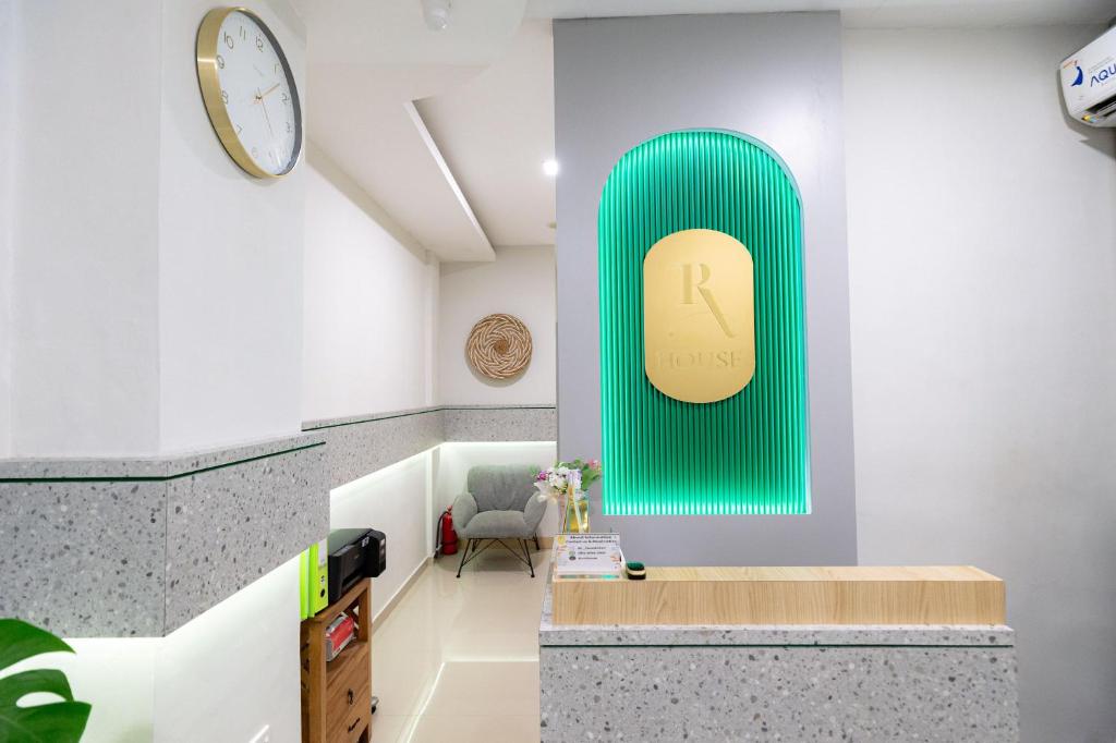 Lobby, Urbanview Hotel R House Batam by RedDoorz in Batam Island