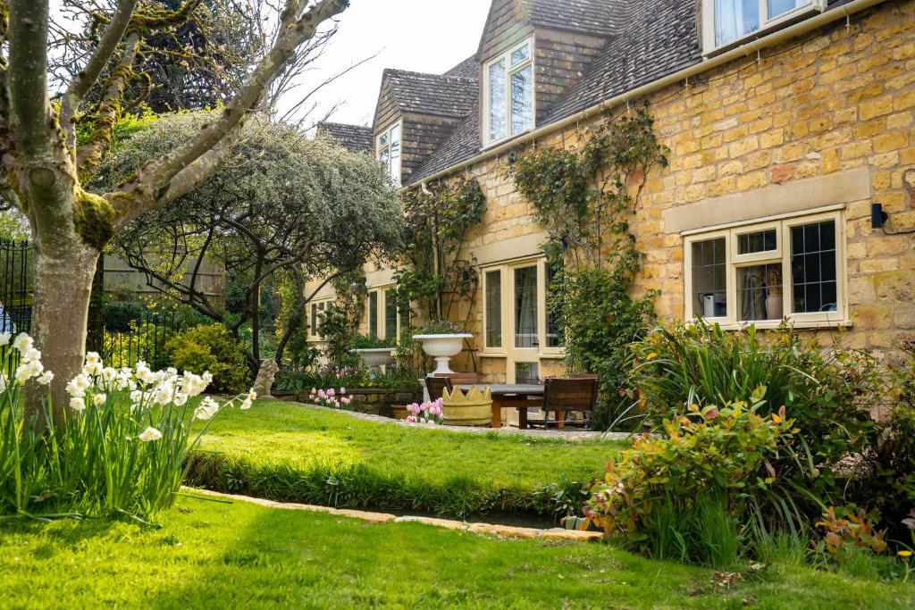 Lower Mill 2 Cottage in Broadway - dog-friendly Cotswolds stay with a stream in the garden