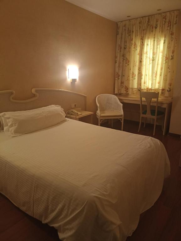 Hotel Lleó — Hotel rooms in Barcelona, Catalonia