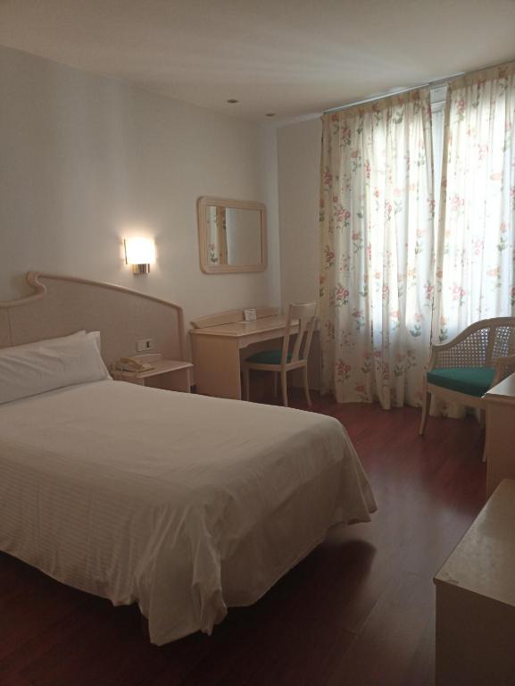 Hotel Lleó — Hotel rooms in Barcelona, Catalonia