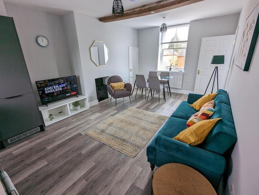 31 High Street - Modern & Stylish 2-bed Apartment - inc parking, Husbands Bosworth