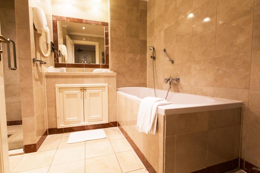 Boutique Hotel De Doelen photo