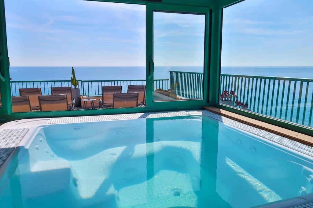 Hot tub, Princess Et Richmond in Menton