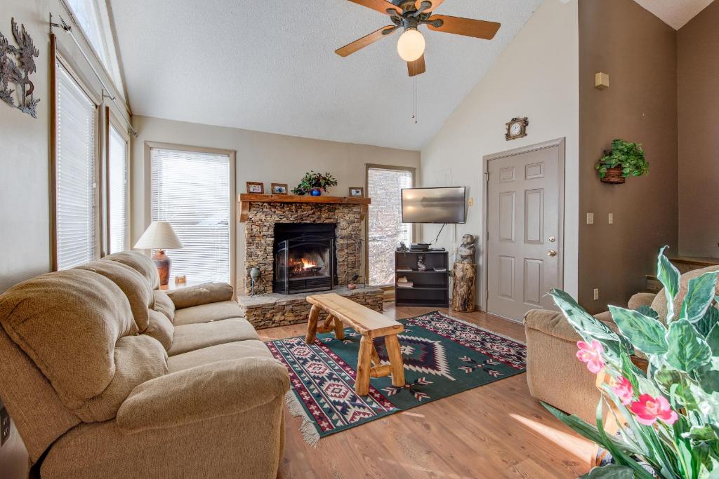 God's View, 2 Bedrooms, Pet Friendly, Mountain View, Hot Tub, Sleeps 4 — Hotel in Gatlinburg (TN)