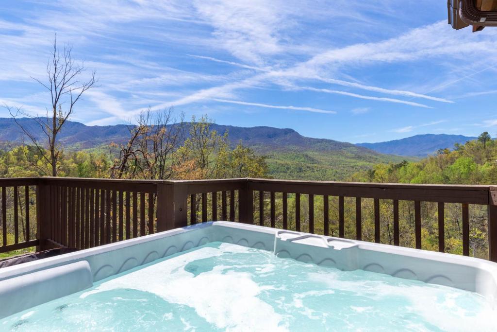 Bearly Heaven, 2 Bedrooms, Fireplace, Hot Tub, WiFi, Pool Table, Sleeps 8 — Hotel in Gatlinburg (TN)