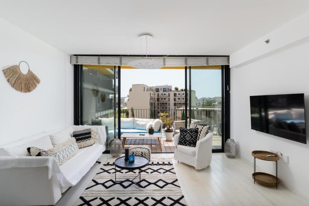 Bright & Chic Condo with Pool & Unique View by FeelHome, Tel Aviv