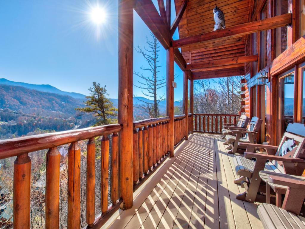Bear's Eye View, 4 Bedrooms, Sleeps 14, Home Theater, Gaming, Hot Tub — Hotel in Gatlinburg (TN)