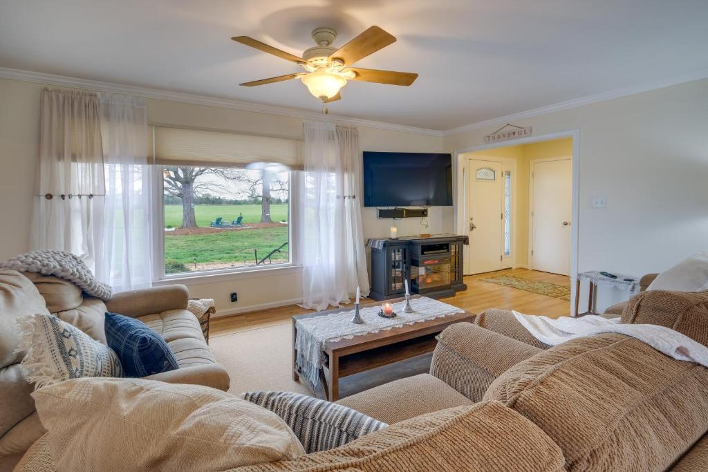 Deck and Pasture Views! Bealeton Farmhouse Escape, Remington