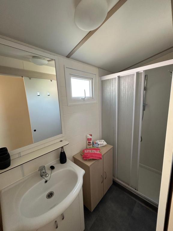Les mobil homes de Naka, 6 places, TV, CLIM, une ENTRÉE OFFERTE pour un adulte pour la RÉSERVE AFRICAINE DE SIGEAN - 3