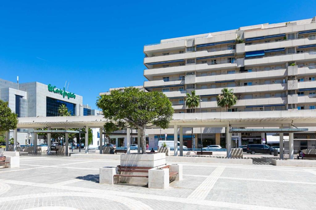 MARBELLA HOME RENTALS - Marina Banus, Puerto Banus, 2BR Terrace, parking & pool - 5