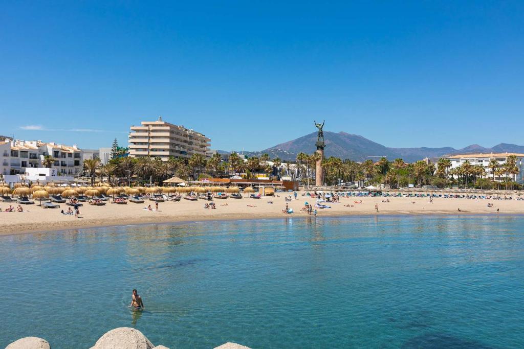 MARBELLA HOME RENTALS - Marina Banus, Puerto Banus, 2BR Terrace, parking & pool - 3