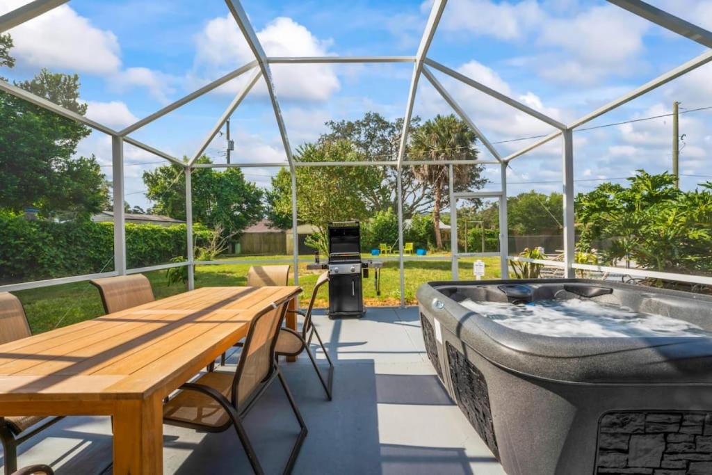 Oversized 4bed + Converted Bedroom, HEATED Pool + Hot Tub, Brandon