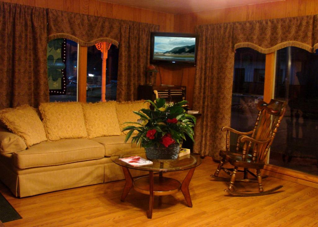 Centennial Motel photo
