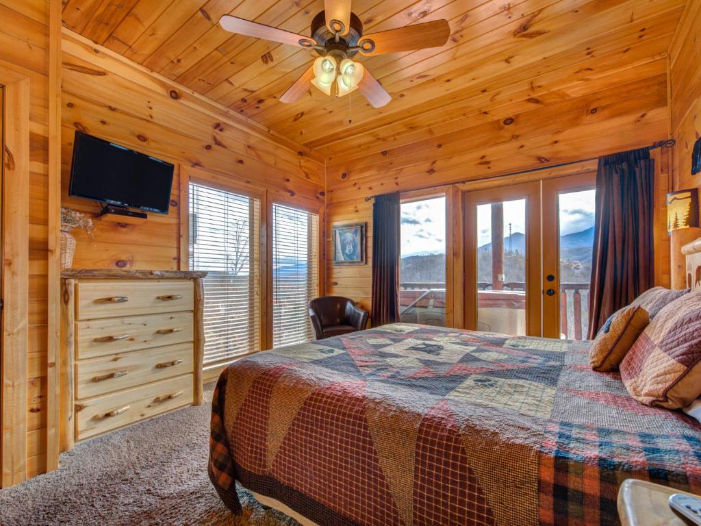 Bear's Eye View, 4 Bedrooms, Sleeps 14, Home Theater, Gaming, Hot Tub photo