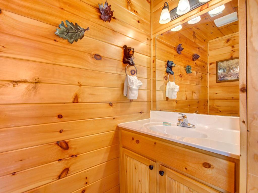 Bear's Eye View, 4 Bedrooms, Sleeps 14, Home Theater, Gaming, Hot Tub photo