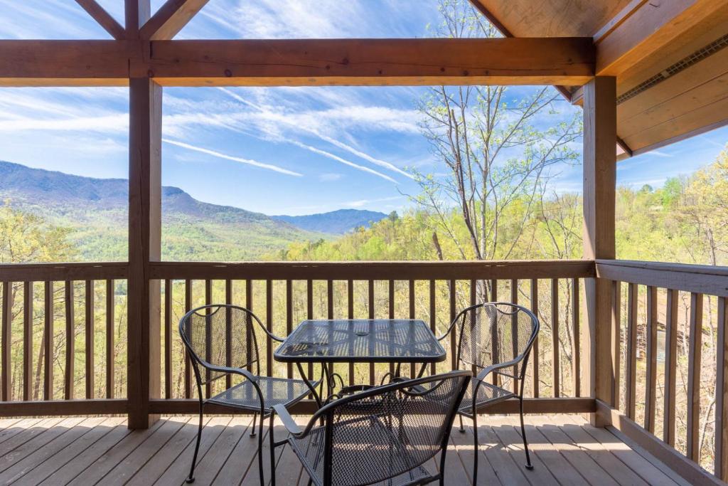 Bearly Heaven, 2 Bedrooms, Fireplace, Hot Tub, WiFi, Pool Table, Sleeps 8 photo