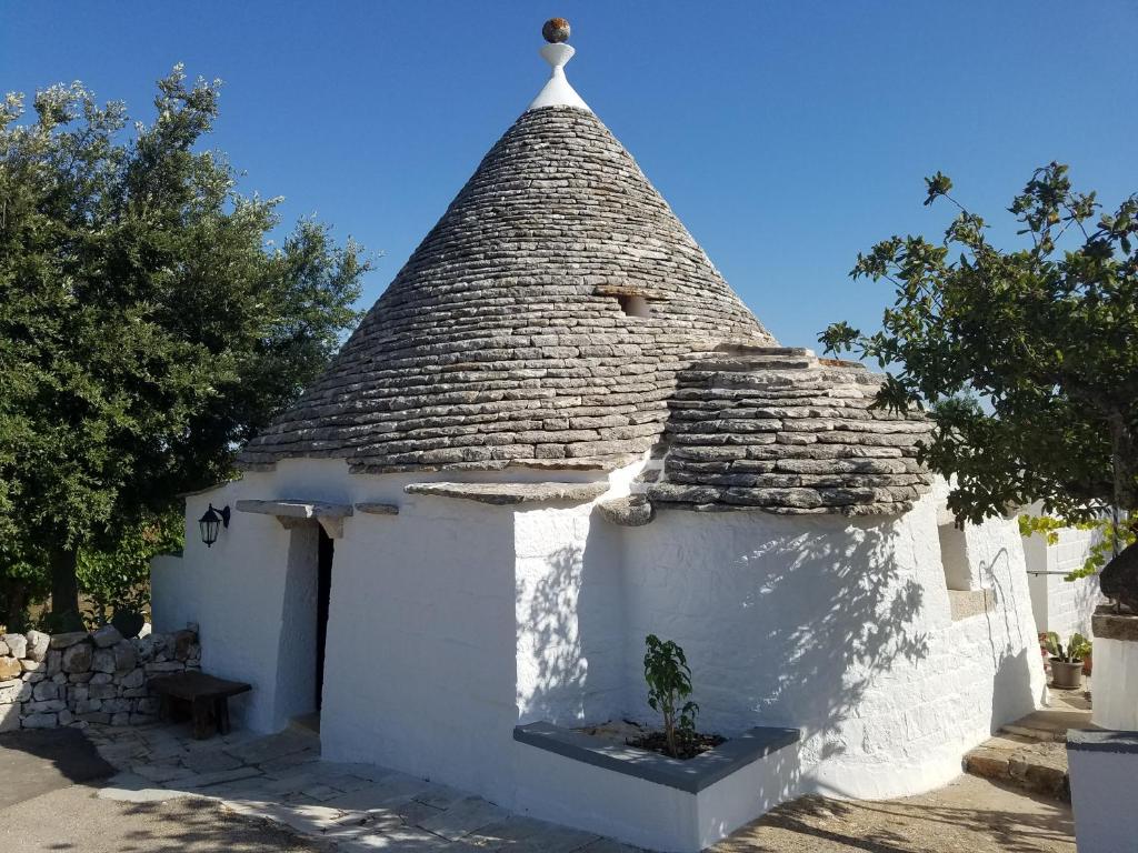 Antico trullo immerso nella campagna - 1