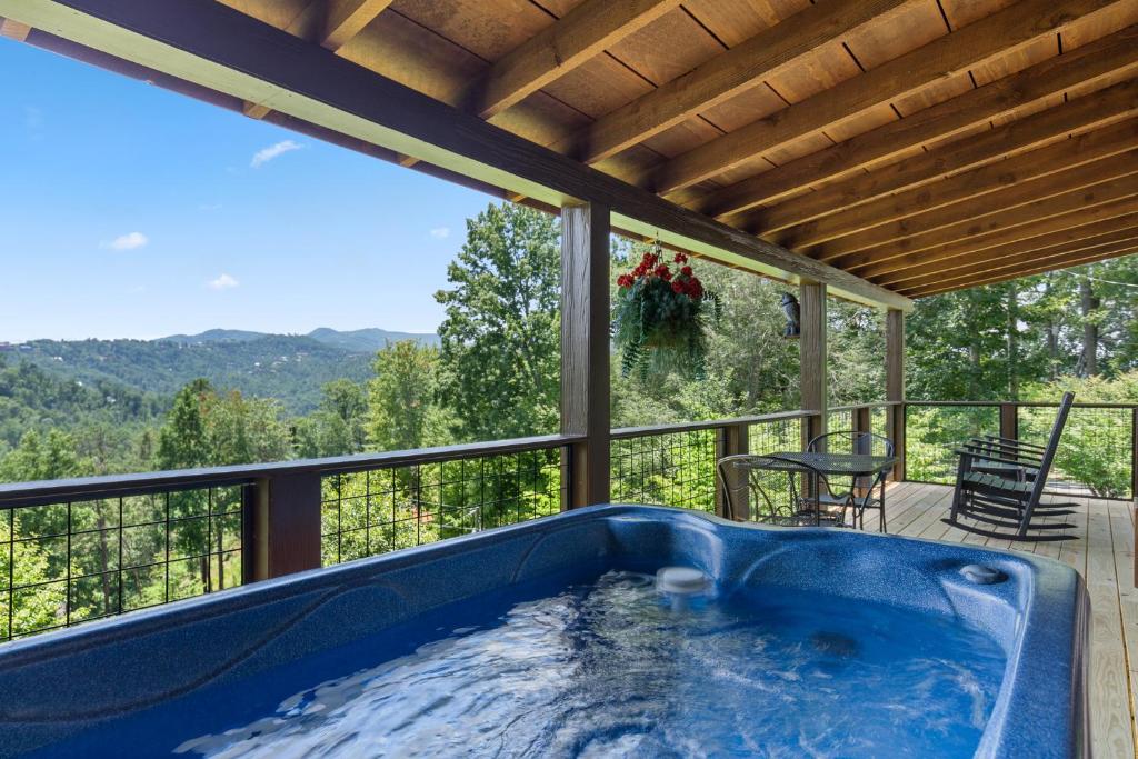 Nestled Inn, 1 Bedroom, Secluded, WiFi, Jetted Tub, Sleeps 2 — Hotel in Gatlinburg (TN)