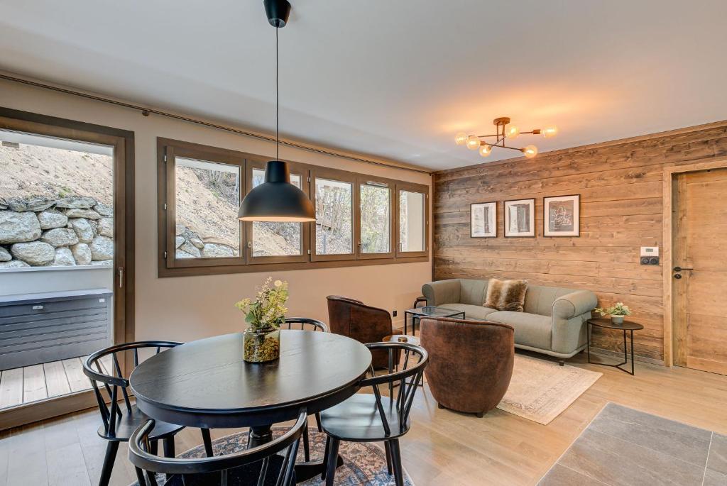 White Pearl A02, Alpes Agency, Central Chamonix, Sleeps 4 - 2