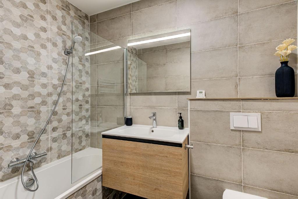 White Pearl A02, Alpes Agency, Central Chamonix, Sleeps 4 - 5