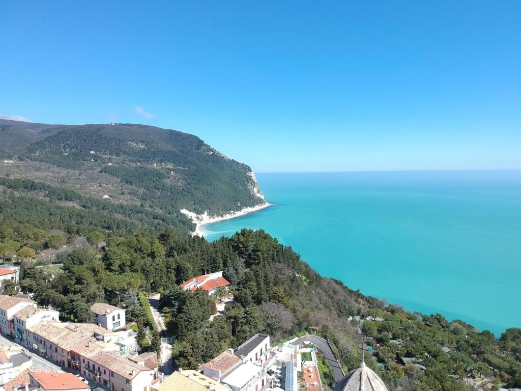 Trilo in posizione riservata e strategica sia per il mare che per il centro di Sirolo e Numana - 1
