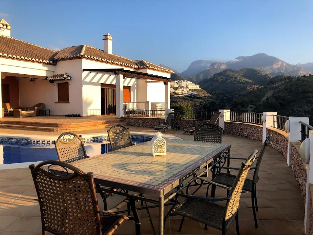 An Idyllic Grand Villa - 4