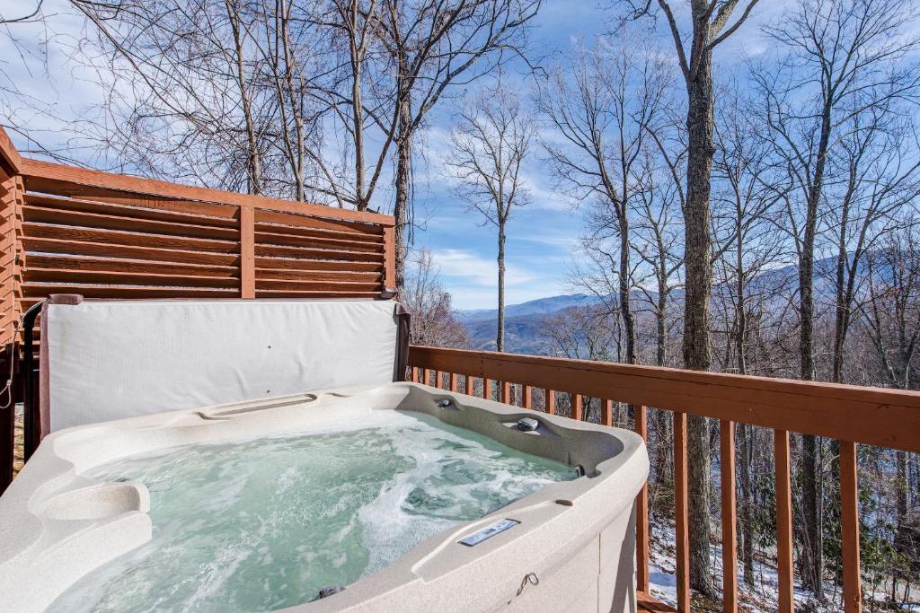 God's View, 2 Bedrooms, Pet Friendly, Mountain View, Hot Tub, Sleeps 4 photo