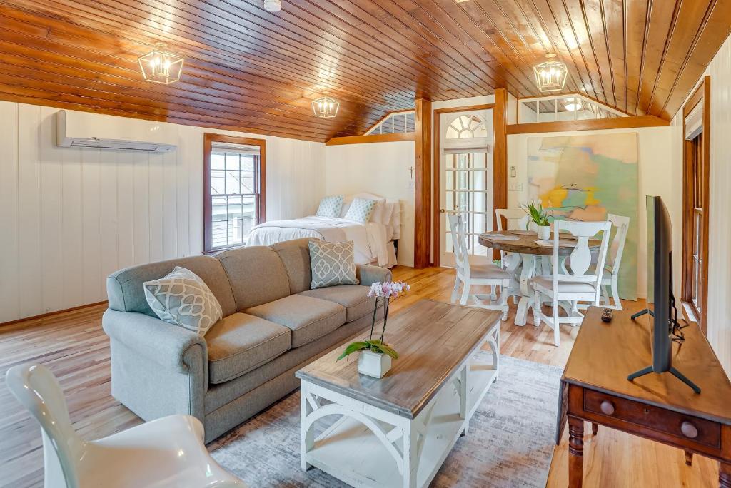 Cozy Shreveport Vacation Rental 4 Mi to Downtown!