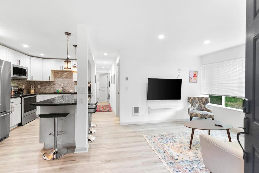 Hillside in Seattle - updated and well appointed., Seattle