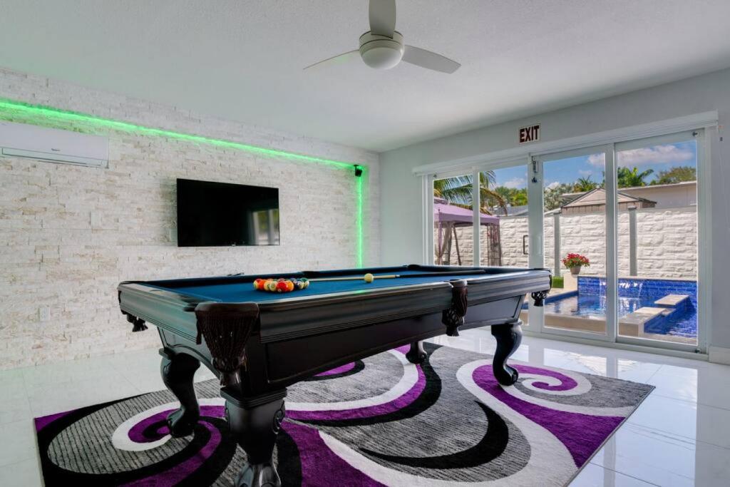 Hollywood Home w Pool Jacuzzi BBQ and Pool Table, Hollywood