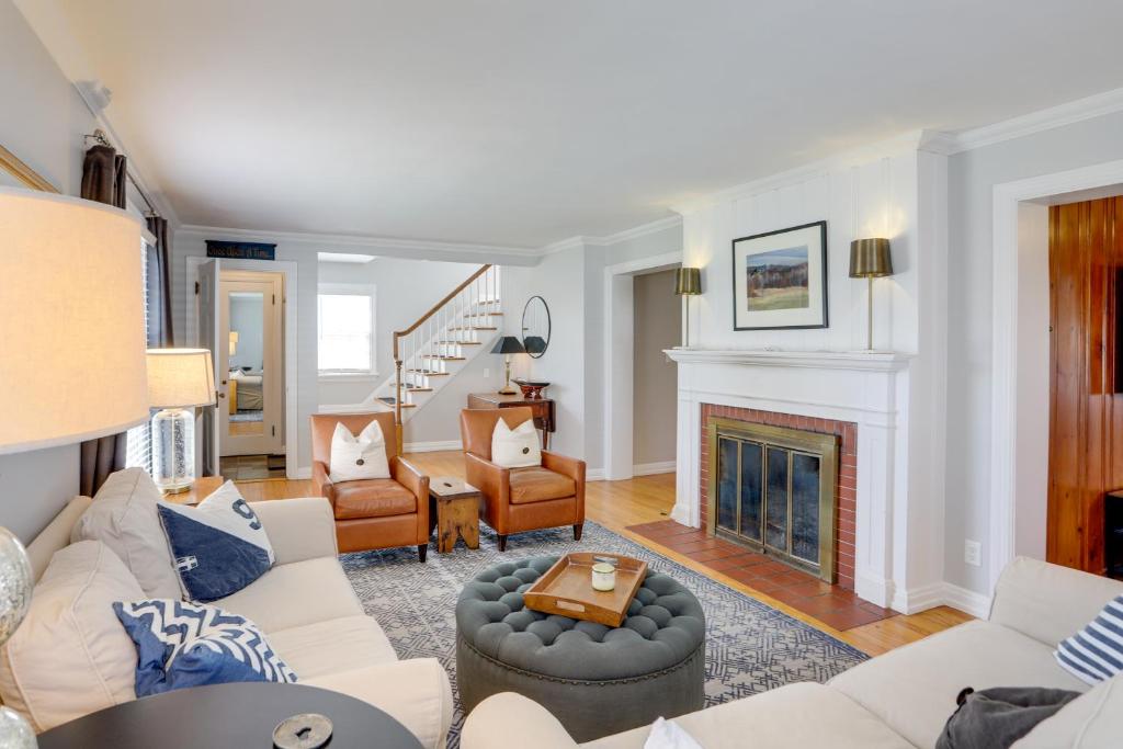 Vermilion Home in Harbour Town Walk to Beach!