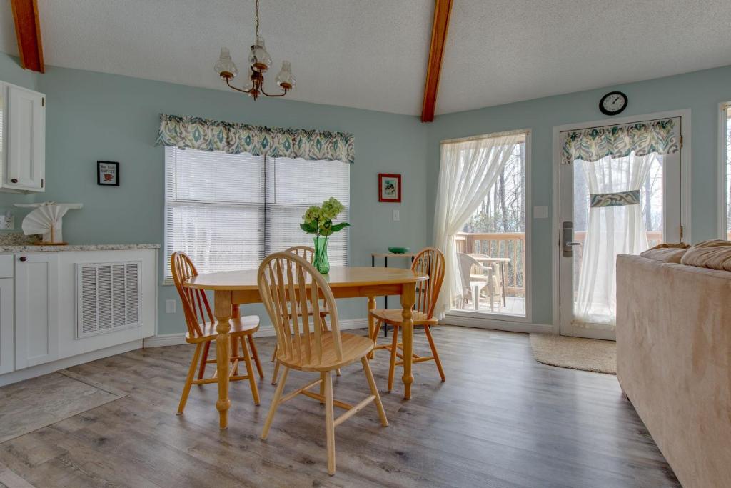 Puppies Hollow, 2 Bedrooms, Pets, WiFi, Pool Access, Fireplace, Sleeps 4 photo