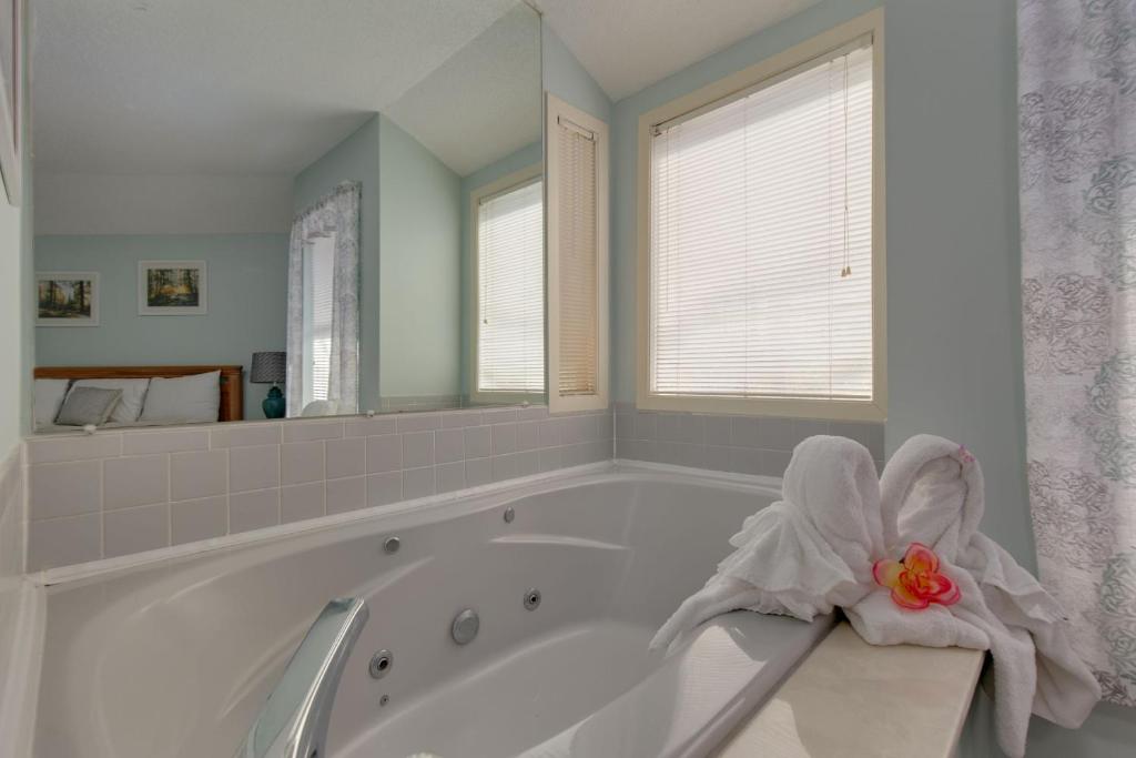 Puppies Hollow, 2 Bedrooms, Pets, WiFi, Pool Access, Fireplace, Sleeps 4 photo