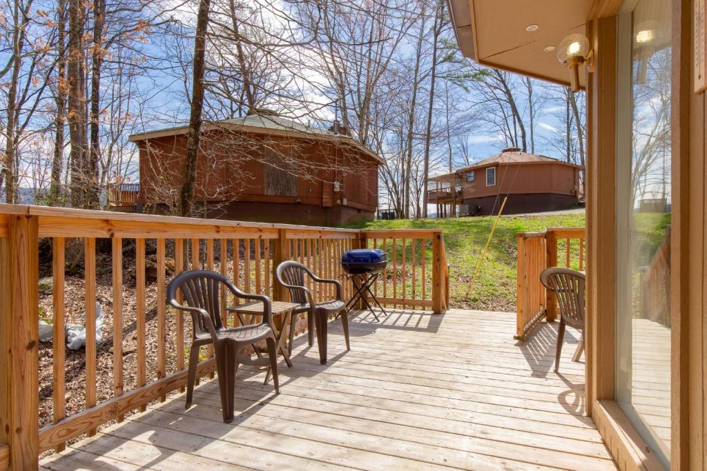 Puppies Hollow, 2 Bedrooms, Pets, WiFi, Pool Access, Fireplace, Sleeps 4 photo