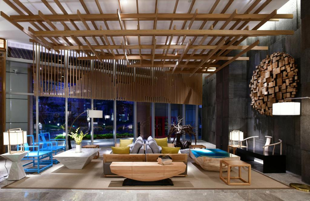 Royce Hotel photo
