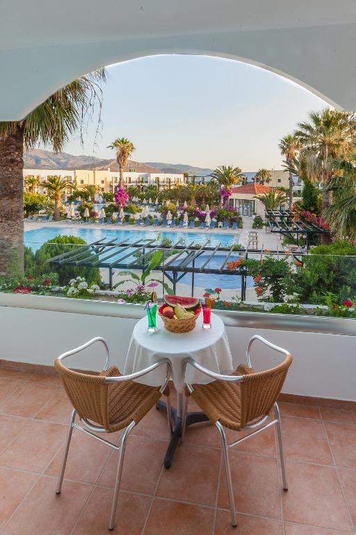 Tigaki Beach Hotel — Swimming pool in Tigaki, South Aegean