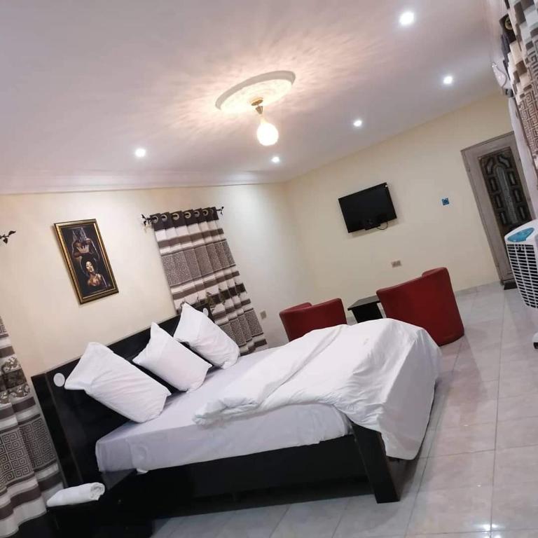 Pentagon Hotel and Suites photo